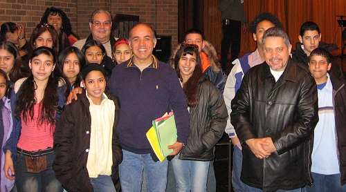 Luciano Quiñones con estudiantes de una escuela superior de Milwaukee