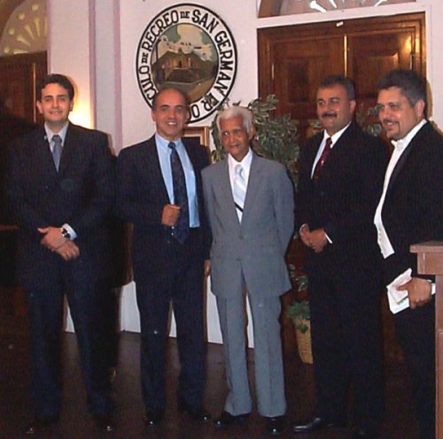 Ganadores del certamen de danzas de 2003 junto al pianista