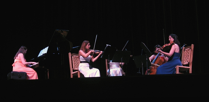 Participantes del recital de danzas
